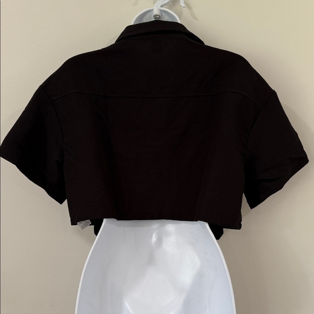 Black Cropped Button-Up Shirt - Picture 4 of 4